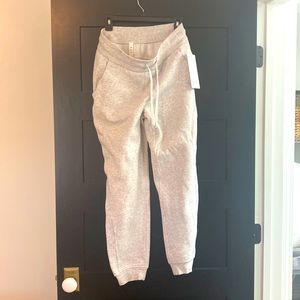 Never been worn lulumelon sweatpants
